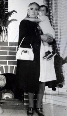 ASENA - ONUR AKMAK Fotorafta bykannesinin boynuna sarlan kk kz imdi olduka nl...