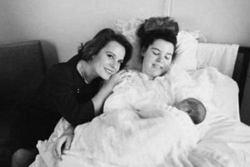 HLYA KOYT Yeilam'n efsane oyuncularndan Hlya Koyiit kz Glah ve byk torunu Aslah ayn karede grlyor.