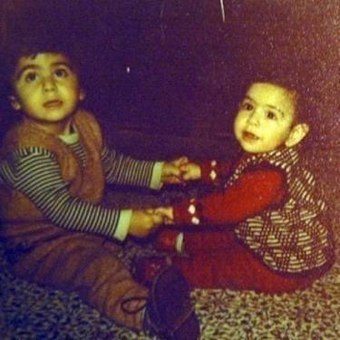 BURA GLSOY nl oyuncu Bura Glsoy aabeyi ile birlikte ektirdii fotorafn twitter sayfasnda "Aabeyim ve kepe kulak ben." mesajyla yaynlad.