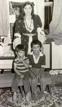 MUSTAFA - YILMAZ ERDOAN Mustafa ve Ylmaz Erdoan kardeler anneleri Sheyla hanm ile birlikte ayn karede....