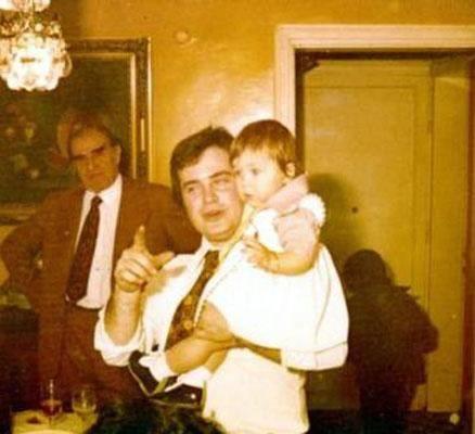 SANEM ELK Babasnn omuzunda grlen bu kk kz Sanem elik'ten bakas deil.