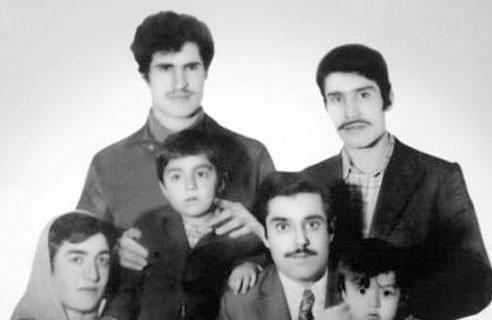 ZCAN DENZ nl arkc ve oyuncu zcan Deniz de fotorafta annesi Kadriye hanm, amcas, babas Sadk Deniz ve aabeyi ile birlikte poz vermi.