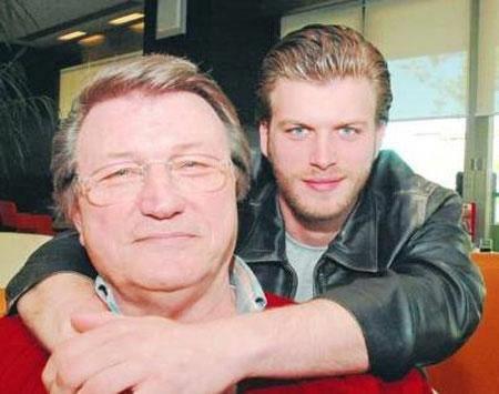 KIVAN TATLITU Kvan Tatltu babas Erdem Bey ile birlikte.