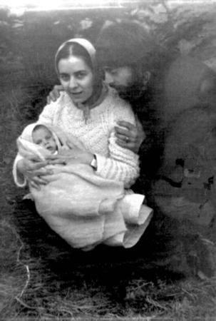 ZEYNEP CASALN arkc Zeynep Casalini, talyan babas Ernesto Casalini ve oyuncu annesi Deniz Trkali'nin kucanda.