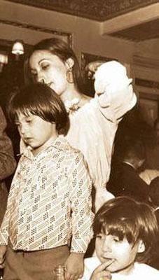 EVVAL SAM evval Sam annesi Leman Sam ve kz kardei ehnaz ile birlikte...