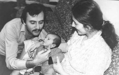 MEHMET AL ALABORA nl oyuncu Mehmet Ali Alabora babas Mustafa Alabora ve annesi Betl Arm ile birlikte... Alabora, fotorafta henz bir yanda bile deil...