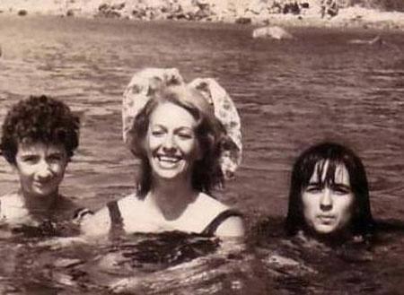 MJDE AR Yeilam'n efsane isimlerinden Mjde Ar annesi Aysel Grel ve kz kardei Mehtap ile birlikte...