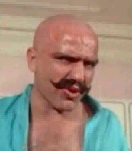 Taksim Park'ndaki bir bankta kendisini bekleyen Azrail'in kollarna uzanverdi, aresizce.