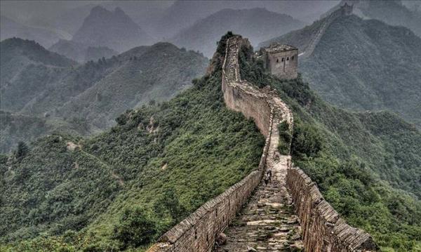 (10.000 yl sonra) beton, demir, elik, kat, ksaca her ey rm olacak. Ama sanmayn ki insan yapm hibir ey kalmayacak. 10 bin yl sonraya kadar dayanaca ngrlen 3 adet yap var: in Seddi, Gize piramitleri ve Rushmore Da kafadarlar. in Seddi daha uzun bir sre varln srdrebilecek. Gize piramitleri de kum tarafndan kapatlana kadar yeryzn sslemeyi srdrecek. (Mhendislik harikas olarak adlandrlan Hoover Baraj maalesef bu zamana kadar oktan yklm oluyor.) Rushmore Da kafadarlarnn binlerce yl daha yeryznde kalmas ngrlyor, nk tek dman rzgar.