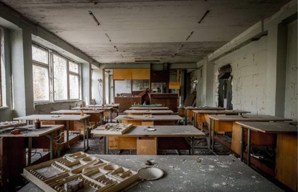 (20 yl sonra) Aslnda 20 yl sonra insansz bir yere neler olabileceinin yaayan bir rnei var: Ukrayna'nn Pripyat ehri. Pripyat 2014 itibaryla tam 28 yldr bo. 1986'da gerekleen nkleer felaketten bu yana bombo bu ehir. Pripyat' detayl bir ekilde inceledikten sonra greceksiniz ki, nkleer bir felaketten sonra bile yaam devam ediyor. Doa, byle bir faciadan sonra bile kendini toparlyor. Yine bu sre zarfnda dondurucu souklarn yaand yerlerdeki binalar, duvarlarnn atlaklarnda biriken sularn donup genlemesinden dolay zarar grecek. Bitkiler bu genlemenin bytt atlaklardan szp rutubetin de etkisiyle atlaklarn iinde ilerlemeye balayacak.