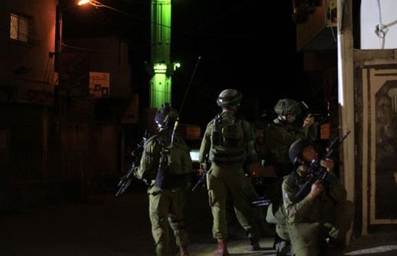 Meryem olu sa da: "Ey srailoullar! ben size Allah'n elisiyim. benden nce gelen Tevrat' dorulayc ve benden sonra gelecek Ahmed adnda bir peygamberi mjdeleyici olarak (geldim)." demiti. Fakat onlara apak delillerle gelince "Bu, apak bir bydr." dediler.