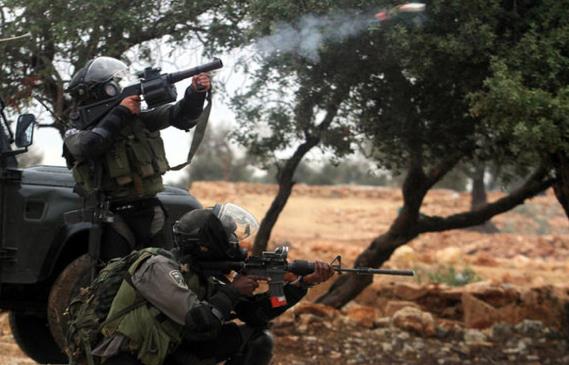 Ve o hrpalanp ezilmekte olan kavmi de yeryznn, bereketle donattmz dousuna ve batsna miras yaptk. Ve bylece Rabbinin, srailoullarna olan o gzel vaadi, sabrlar yznden gerekleti. Biz de Firavun ile kavminin yapageldikleri sanat eserlerini ve diktikleri binalar yerle bir ettik.