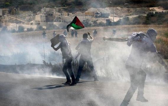 Ve srailoullarnn denizden gemelerini saladk? Derken bir kavme vardlar ki, onlar, kendilerine mahsus bir takm putlara tapyorlard. Dediler ki; Ey Musa! Onlarn tanrlar gibi, sen de bize bir tanr yap! Musa da onlara dedi ki: Siz gerekten cahillik eden bir kavimsiniz.