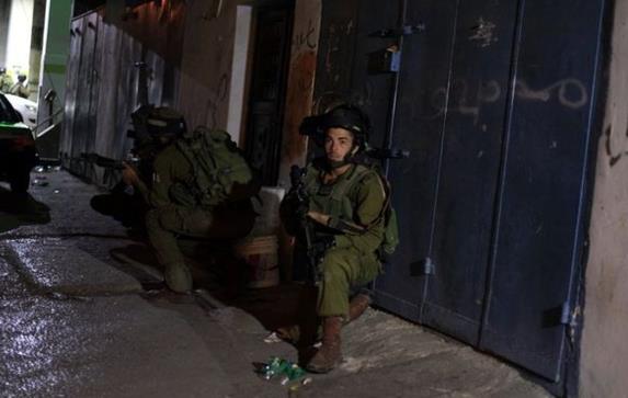 Andolsun biz Musa'ya apak dokuz mucize verdik. (Ey Peygamber!) srailoullarna sor, Musa kendilerine geldiinde Firavun ona: "Ey Musa! Ben senin bylenmi olduunu sanyorum" demiti.    <p>Arkasndan srailoullarna yle dedik: "Firavun"un sizi karmak istedii arazide siz oturun! Sonra ahiret vaadi (kyamet) geldii vakit, hepinizi toplayp bir araya getireceiz."</p>