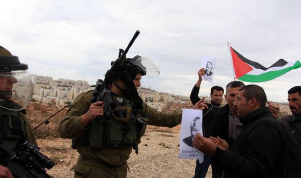 te bunlar, Allah'n kendilerine nimetler verdii peygamberlerden, dem'in soyundan ve gemide Nuh ile beraber tadklarmzn neslinden, brahim ve srail'in soyundan, hidayete erdirdiimiz ve setiimiz kimselerdir. Kendilerine Rahmn (olan Allah)n yetleri okunduu zaman alayarak secdeye kapanrlard.