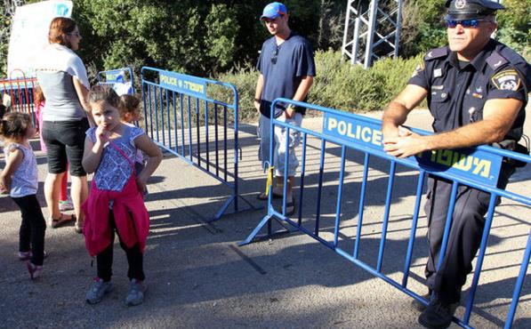 <p>Hemen gidin de Firavun'a deyin ki: "Biz Rabbinin (sana gnderilen) elileriyiz. Artk srailoullar'n bizimle gnder, onlara azab etme; biz sana Rabbinden bir mucize ile geldik. Selam doru yolda gidenleredir."</p>    Ey srailoullar! Sizleri dmannzdan kurtardk ve Tr dann sa yannda size sz verdik, zerinize de kudret helvas ve bldrcn indirdik.    <p>Harun: "Ey anamn olu! Sakalm ve bam (sam) tutma. Ben senin 'srailoullar arasnda ayrlk kardn, szme bakmadn' diyeceinden korktum." dedi.</p>