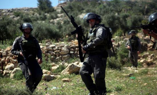 Allah yle diyecektir: "Ey Meryemolu sa! Sana ve annene olan nimetimi hatrla! Hani seni Rhu'l-Kuds (Cebril) ile desteklemitim. Beikteyken ve kemle ermiken insanlarla konuuyordun. Sana yazy, hikmeti, Tevrat' ve ncil'i retmitim. znimle amurdan ku eklinde bir ey yapm ve ona flemitin, o da iznimle ku olmutu. Anadan doma kr olan ve alaca hastalna yakalanm kimseyi iznimle iyiletirmitin. lleri iznimle (hayata) karmtn. srailoullar'na yetlerle geldiin ve onlardan inkr edenlerin: "Bu ancak apak bir sihirdir" dedikleri zaman seni, onlardan korumutum.