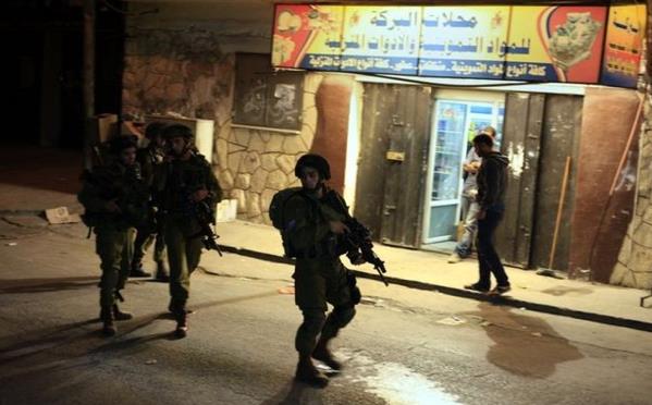 De ki: "Ne dersiniz, eer bu Kur'an Allah tarafndan ise ve siz de onu inkr etmiseniz, bununla birlikte srailoullar'ndan bir ahit de onun bir benzerini (Tevrat'ta grp) inanmken siz hala byklk taslarsanz (hakszlk etmi olmaz msnz)? phesiz ki, Allah zalim bir topluluu doru yola iletmez."