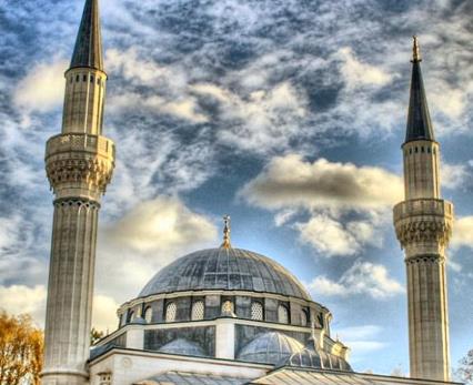 Allah onu srailoullarna (yle diyecek) bir peygamber olarak gnderir: "phesiz ki ben size Rabbinizden bir yet (mucize, belge) getirdim: Size, ku biiminde amurdan birey yaparm da iine flerim, Allah'n izniyle o, ku olur; anadan doma kr ve alacaly iyiletiririm ve Allah'n izniyle lleri diriltirim. Evlerinizde ne yiyor ve neleri biriktiriyorsanz size haber veririm".