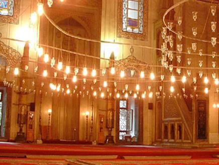 Baksana, srail oullarnn Musa'dan sonra ileri gelenlerine! Hani onlar, bir peygamberlerine: "Bize bir kumandan gnder de Allah yolunda savaalm..." dediler. O da: "Size sava farz klnrsa, acaba yapmamazlk eder misiniz?" dedi. Onlar: "Bize ne oldu da yurtlarmzdan karldmz ve ocuklarmzdan ayrldmz halde Allah yolunda savamayalm?" dediler. Bunun zerine sava kendilerine farz klnnca da onlardan pek az hari, yz evirdiler. Ama Allah, o zalimleri bilir.