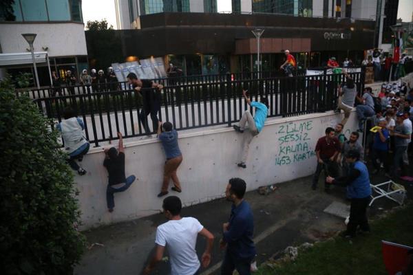 Sabah saatlerine kadar sren ksa sreli gerginliklerin ardndan grubun byk ounluu plazann nnden ayrld.