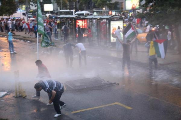 Bahe duvarlarna aslan Filistin bayraklar, duvarlara ve otobs duraklarnn zerindeki reklam panolarna yazlan srail'i eletiren ierikteki yazlar sabah saatlerinde ilgi ekici grntlere neden oldu.