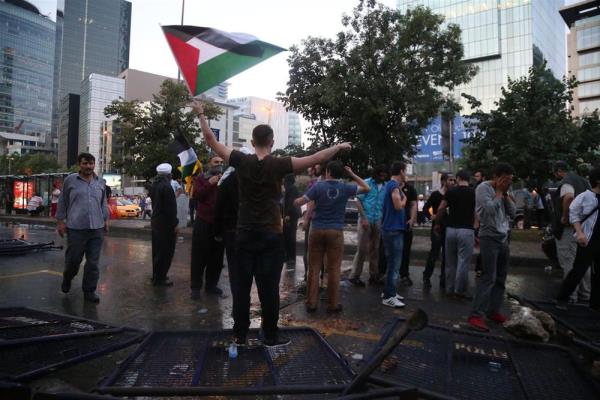 srail bayra yakarak plazann bahesine girmeye alan, plazaya ta ve yumurta atan gruba, polis biber gaz ve tazyikli su ile mdahale etti.