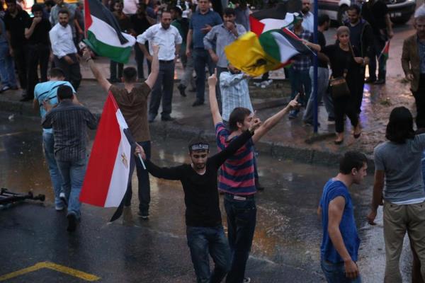 evik Kuvvet polisleri plaza etrafnda gvenlik nlemlerini artrrken, gece yaplan protesto srasnda devrilen bariyerler belediye ve polis ekiplerince tekrar plaza etrafna yerletirildi.