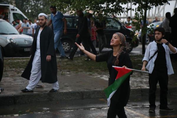 srail'in Gazze'ye karadan saldrsn protesto eden gruptan bazlarnn, srail'in stanbul Bakonsolosluu'nun bulunduu plazann nnde bekleyii sryor.