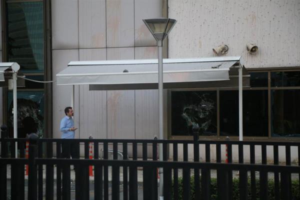 Sahurdan sonra da devam eden gsteride, zaman zaman plazann bulunduu baheye girmeye alan grup ile polis arasnda gerginlik yaand.