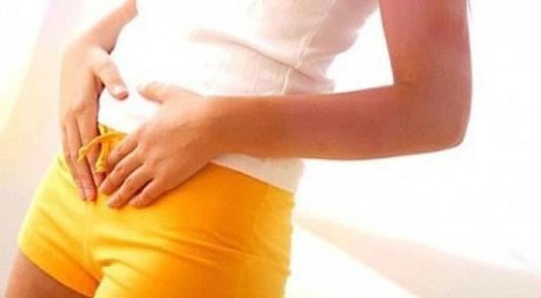 "Bununla birlikte karnda grlen iliin dikkate alnmas nemli. nk ilik yumurtalk kanseri habercisi olabilir." Prof. Dr. Kse, yumurtalk kanserinin dier belirtilerini de, <b>kilo kayb, idrar sorunlar, gaz veya bulant, sindirim bozukluklar, sk sk idrara kma</b> olarak sralyor.    <p><b>Kaynak: Takvim Salk</b></p>