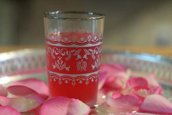 <p><b>DEMR GB OLUN!</b></p>  <b>OSMANLI</b> saraylarnda yaplan demirhindi erbeti Ramazan?da ifa veriyor. Demirhindi meyvesi ve 41 eit baharattan oluan erbet, yaz gnlerinde serinletici ve rahatlatc etkisiyle tercih ediliyor.