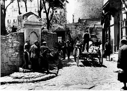 <p><b>ehir ierisinde ata ve arabaya binme yasa</b></p>  17.yy kadar ehir ierinde arabaya ve ata binmek yasakt.