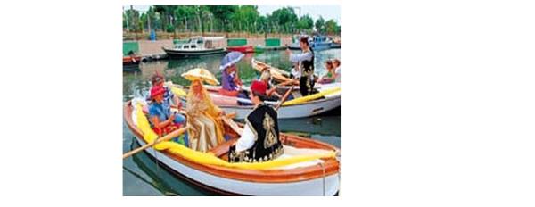 <p><b>Kadn ve erkeklerin kayklara birlikte binme yasa</b></p>    Fatih zamanndan 2.Abdlhamit zamanna kadar devam etmitir.Kadnlarn erkeklerle kayklar ierisinde uygunsuz davranlarda bulunabilineceklerini dnerek konulmu bir yasakt.