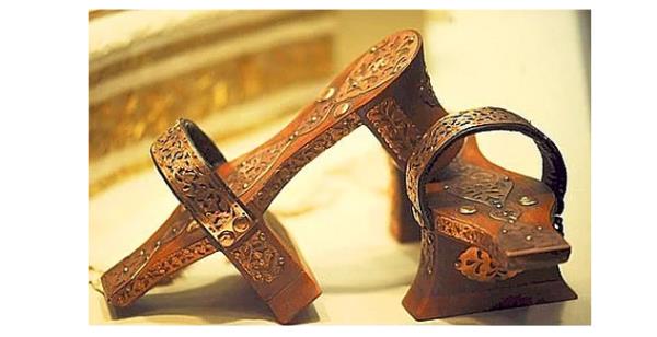 <p><b>Hamama giden gayrimslimlere naln giyme yasa</b></p>  Hamamlardaki mslman ve gayrimslimleri ayrt etmek amacyla konulmu nedeni bilinmeyen bir yasaktr.