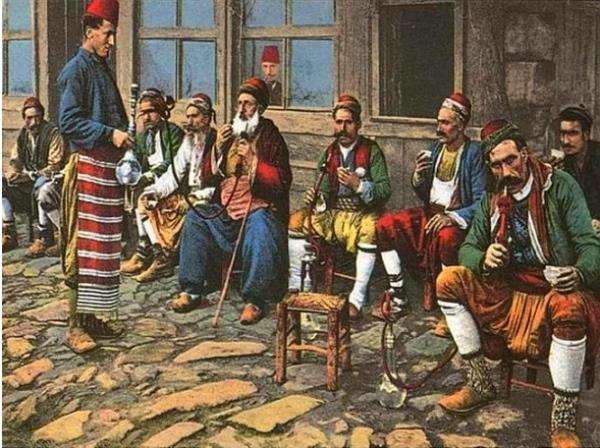 <p><b>Kahvehane ve Ttn yasa:</b></p>    Ttn Osmanllara 17.yy girmi ve ksa bir srede ok yaylmt. 4.Murat zamannda ise ttn kullananlar lmle cezalandrld.