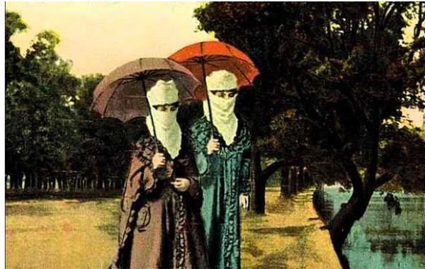 <p><b>Kadnlara ak giyinme yasa</b></p>  eitli dnemlerinde bu konuda ferman kartlarak ak kyafetler giyerek erkekleri batan kartmaya alan kadnlarn ve bu elbiseleri diken terzilerin ceza alacaklar bildirilmiti.