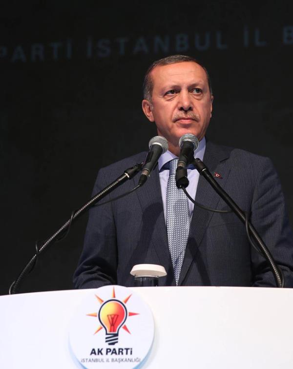 <p>Ak Parti stanbul l Bakanl'nn dzenledii iftara, sanat dnyasndan birok nl katld.</p>  Erdoan, toplantya katlan sanatlara yapt konumayla bir kez daha sahip karken, iftar sonras toplu fotoraf ektirdi.