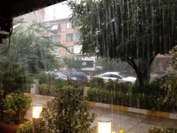stanbul'da saat 09.00 sralarnda balayan saanak yamur, vatandalara zor anlar yaatt.