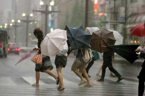 stanbul?da aniden bastran iddetli yamur, vatandalar hazrlksz yakalad.