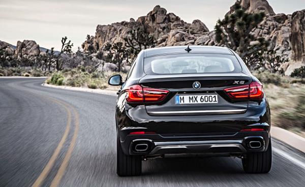 <p>Grkemli performans: yzde 22'ye kadar azaltlm yakt tketimi ve srekli aktif durumda akll drt eker sistemi.</p>    2015 BMW X6'nn Aralk 2014'teki lansmanndan itibaren sunulacak olan motor yelpazesi (karma yakt tketimi: 9,7?6,0 l/100km; ortalama CO2 emisyonu: 225 ? 57 gr/km), BMW X6 xDrive50i iin 450 bg/330 kW reten yeni nesil V8, BMW X6 xDrive30d iin 258 bg/190 kW gcne sahip sral alt silindirli dizel motor ve BMW X6 M50d modelindeki 381 bg/280 kW gcnde dier bir sral alt silindirli  turboarjl seenekten oluuyor.