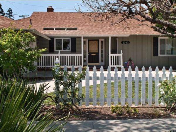 Huzur dolu grnen bu evdeki cinayet aletleri ise bak ve silah...