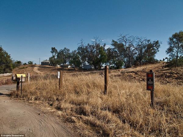 Cinayetlerin ilendii, ancak dardan bakldnda orada yaanan vahetten hibir emare tamayan yerleri dardan fotoraflyor.
