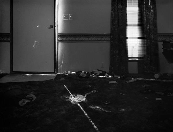 dll fotoraf Angela Strassheim, zel floresan pigmentleri kullanarak, kan srayan yerleri belirgin hale getiriyor.