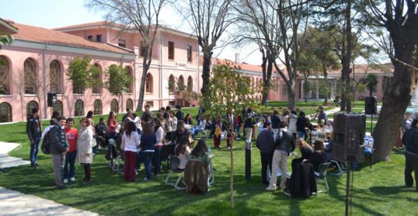 <p><b>D HEKML</b></p>  <br><b>Bezmialem niversitesi</b></br>  Yllk renim creti (KDV Dahil): 35.200 TL