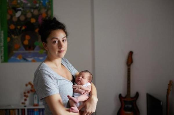 Fotoraf sanats Jenny Lewis, "One Day Young" projesiyle bir gnlk bebekler ve annelerini fotoraflad