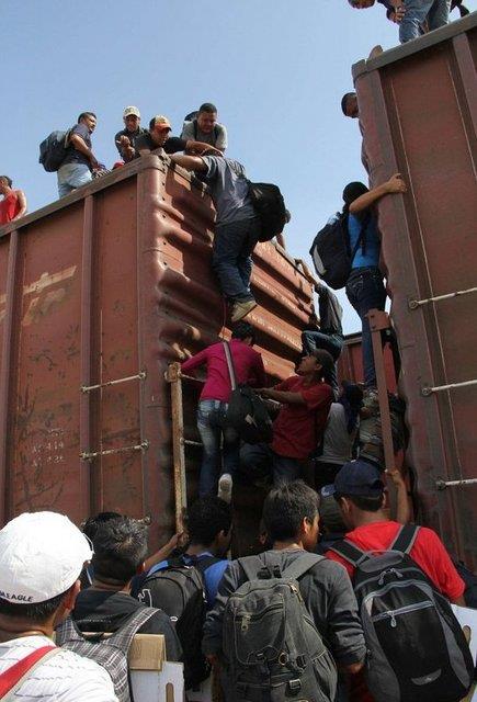 Yk treni olduu iin vagonlarda koltuklar bulunmuyor.