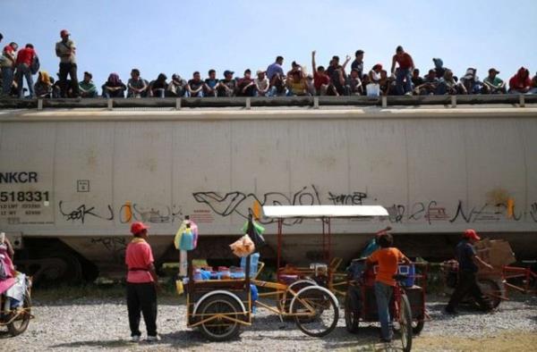 Ekonomik darboazn penesindeki insanlar yeni bir hayat umuduyla lm treni yolculuunu gze alyor.