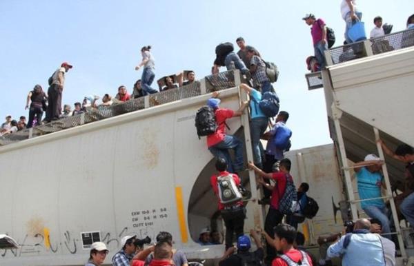 50 derece l scakl altnda binlerce yolcu vagonlarn stnde seyahat ediyor.