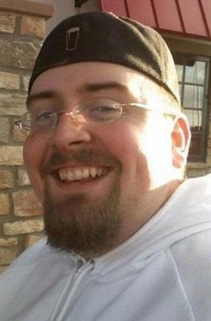 Spermarkete girdiklerinde gzlerine gzel grnen her eit yiyecei sepete atan ift, eve gelip sepeti boalttklarn ve hemen yemek yemeye koyulduklarn, ocuklarna bile vakit ayramadklarn sylyor.